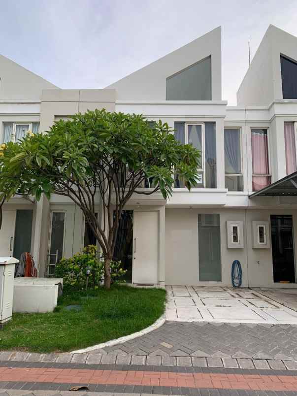 dijual rumah grand pakuwon