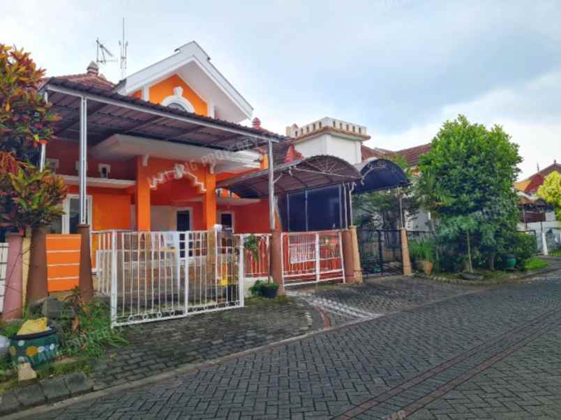 dijual rumah istana dieng