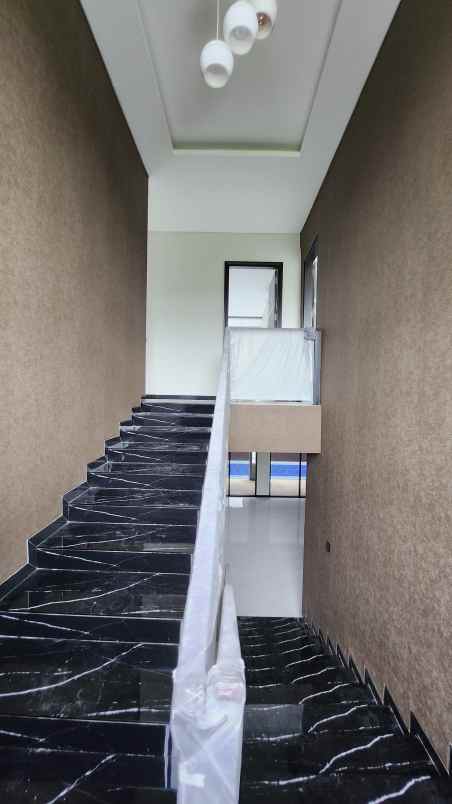 dijual rumah jalan bukit golf internasional