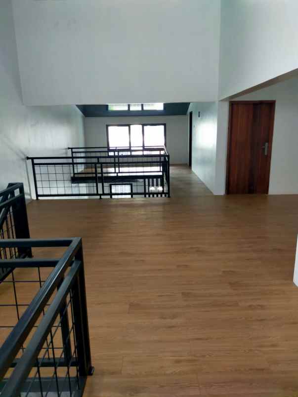 dijual rumah jalan chery komplek pu