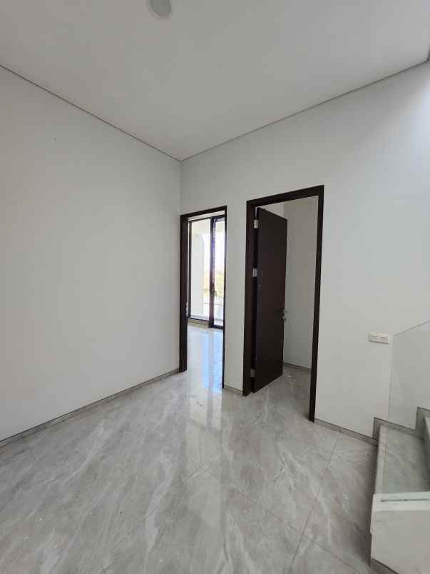 dijual rumah jalan crystal golf citraland