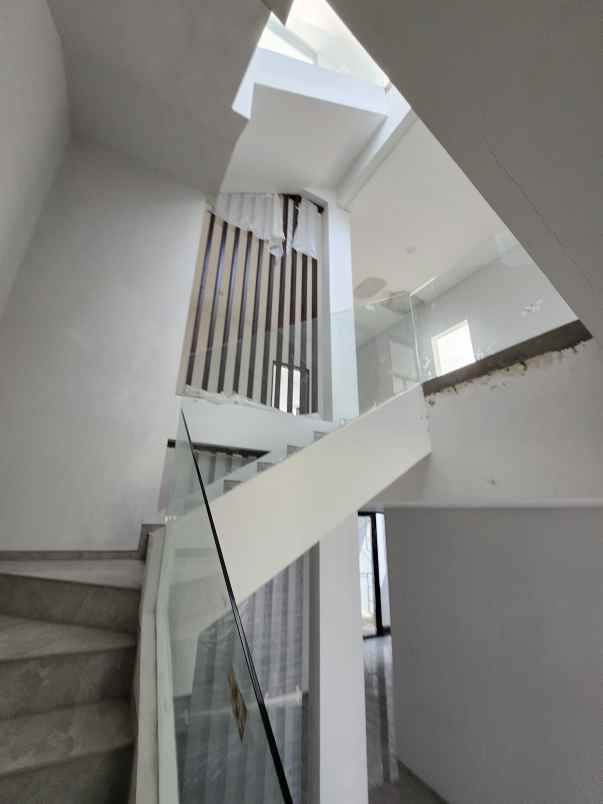 dijual rumah jalan crystal golf citraland