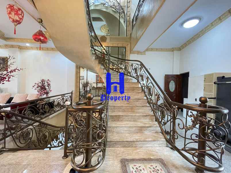 dijual rumah jalan gatot subroto