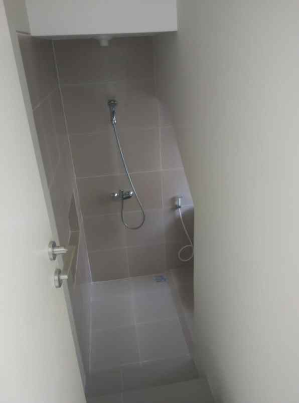 dijual rumah jalan norrh west park