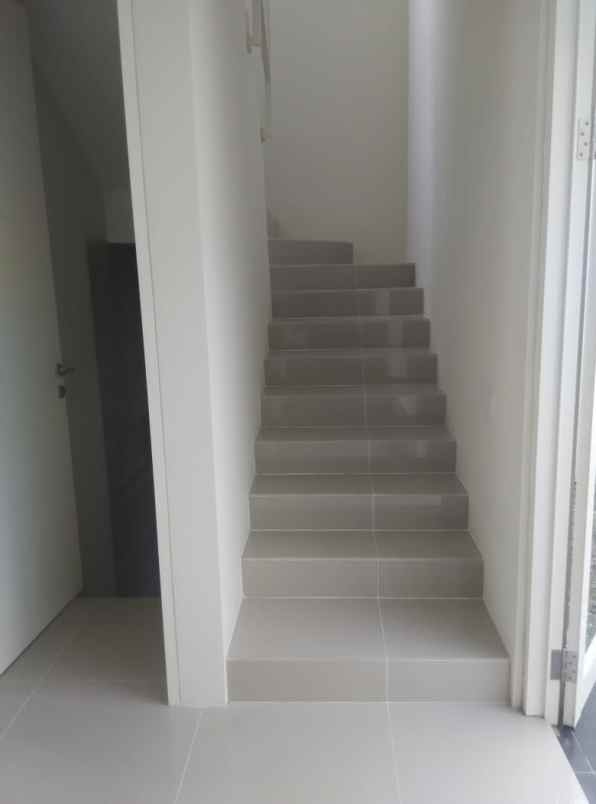 dijual rumah jalan norrh west park