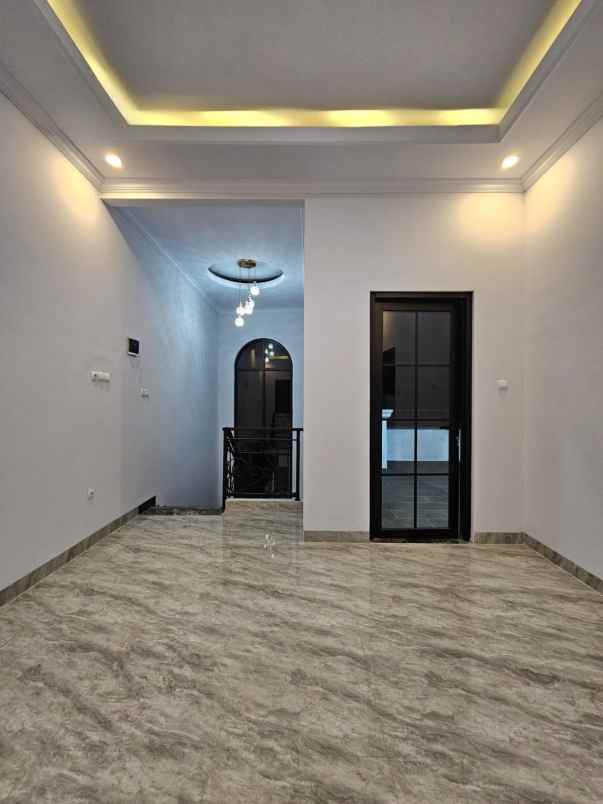 dijual rumah jalan raya jagakarsa