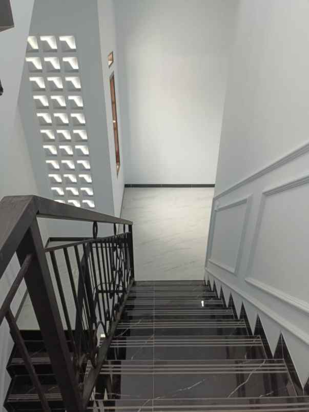 dijual rumah jalan raya margasatwa cilandak