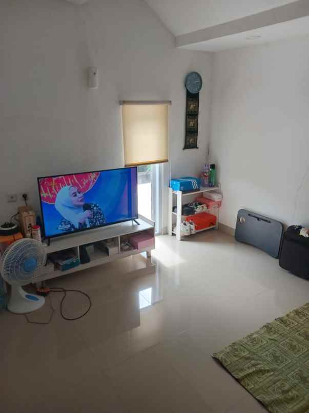 dijual rumah jalan raya meruyung limo