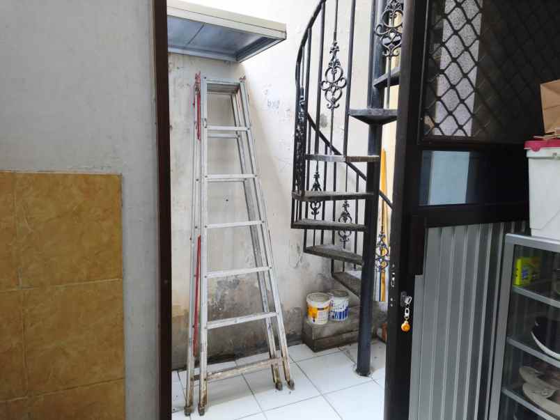 dijual rumah jalan singa kalicari
