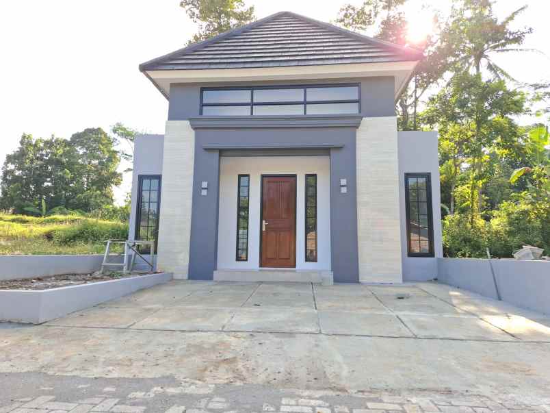 dijual rumah jl raya patemon