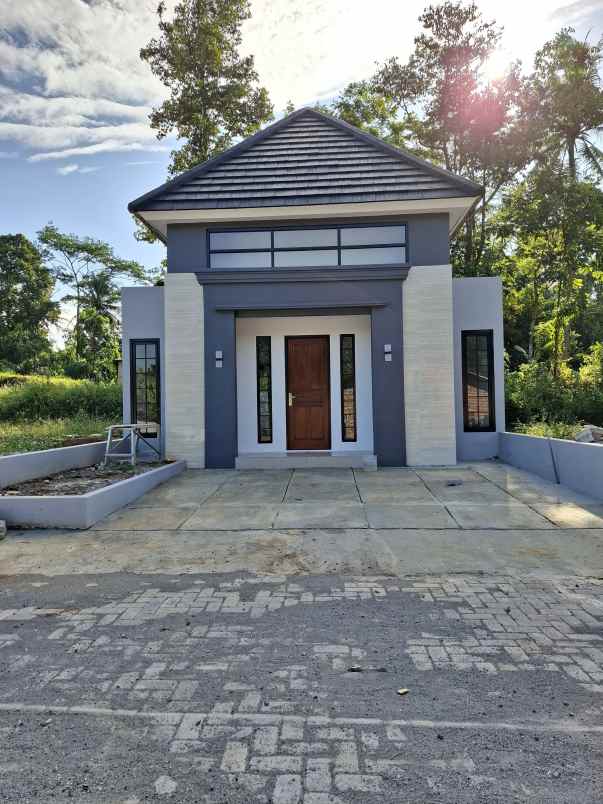 dijual rumah jl raya patemon