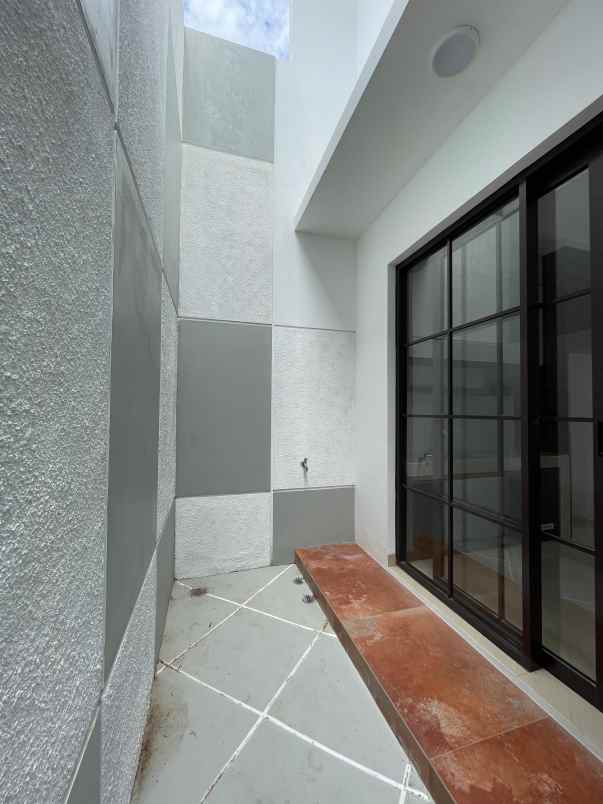 dijual rumah jl raya serua bojongsari depok