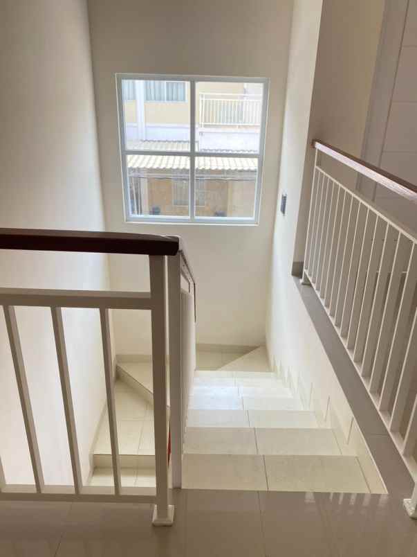 dijual rumah jl raya sirojul munir