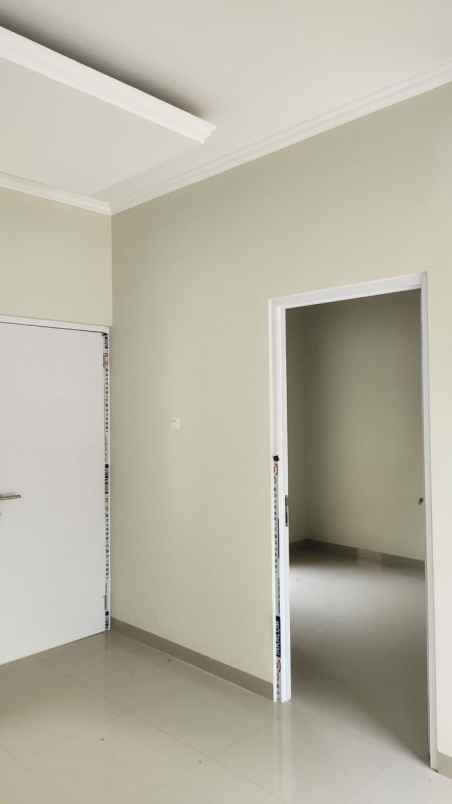 dijual rumah jl thata boulevard