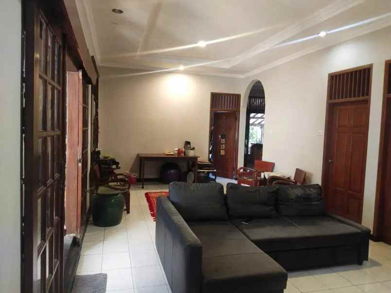 dijual rumah jl warung jati timur