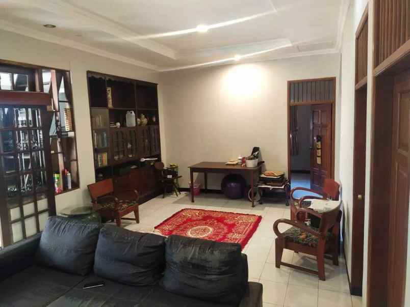 dijual rumah jl warung jati timur