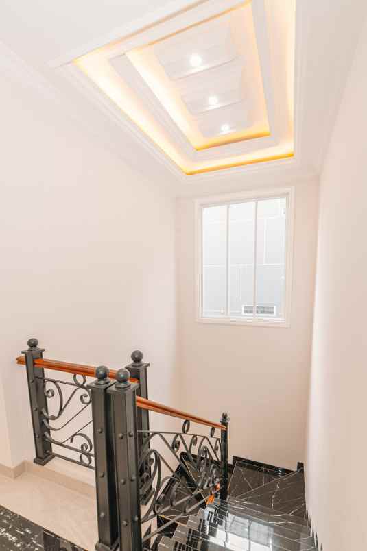 dijual rumah jl warung sila no 30 rt3