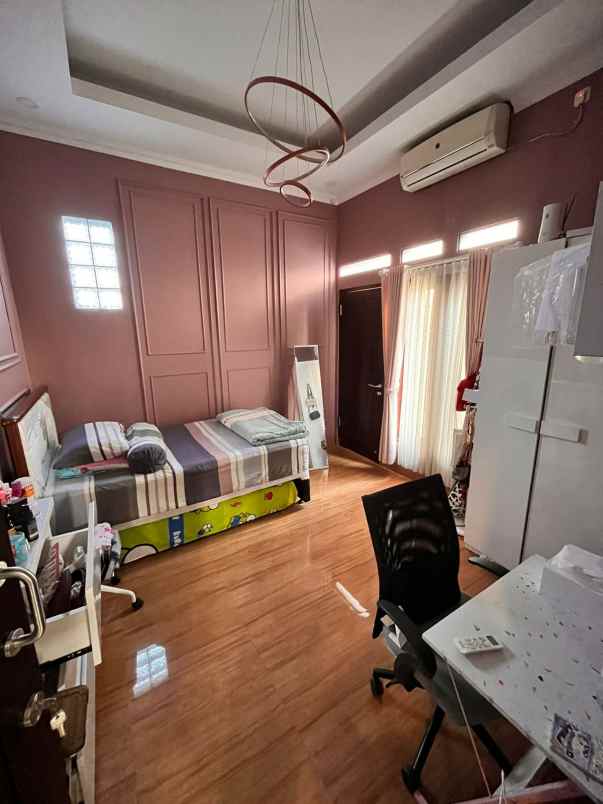 dijual rumah jln tanah baru beji depok