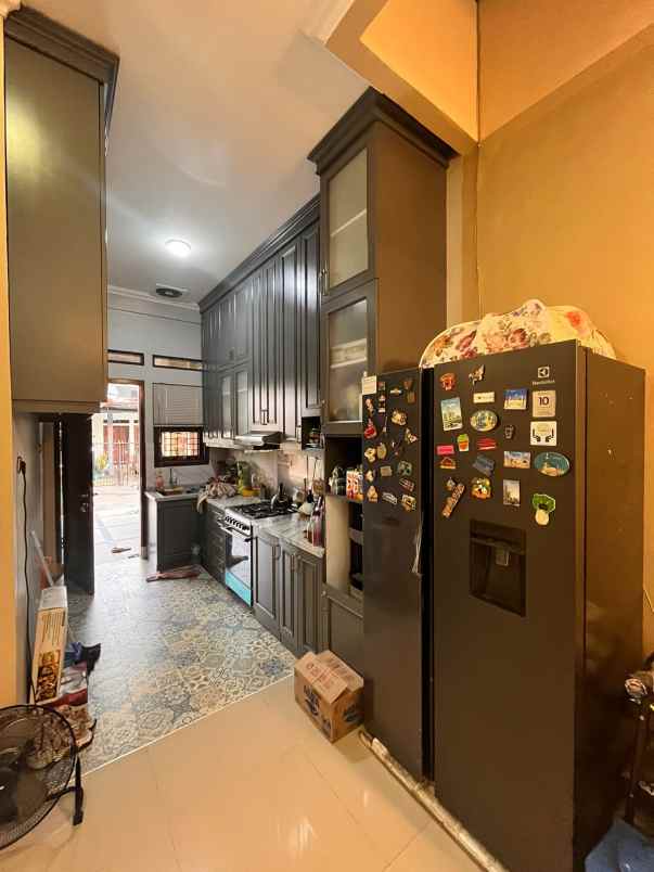 dijual rumah jln tanah baru beji depok