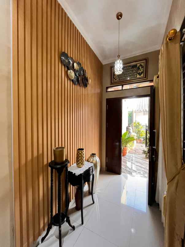 dijual rumah jln tanah baru beji depok