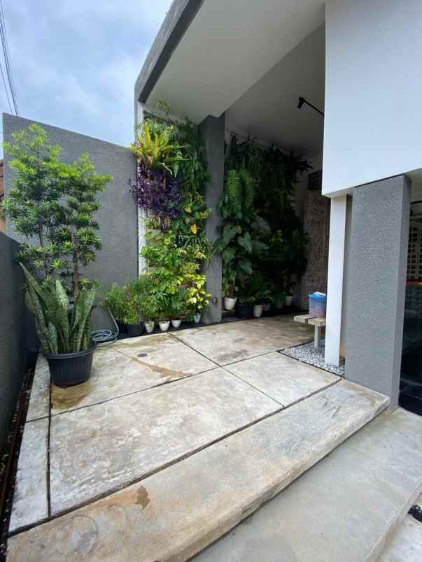 dijual rumah kayu putih