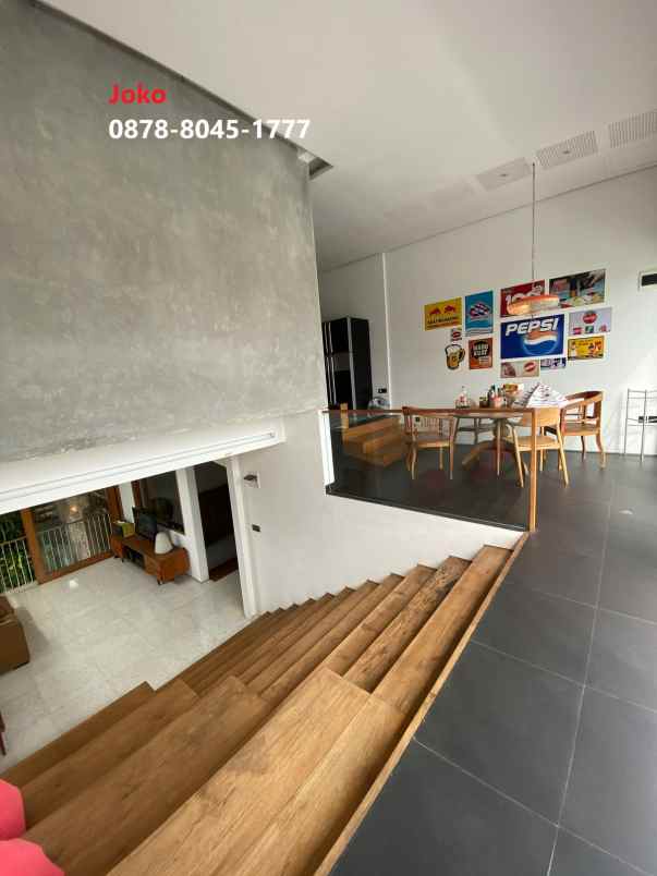dijual rumah kayu putih