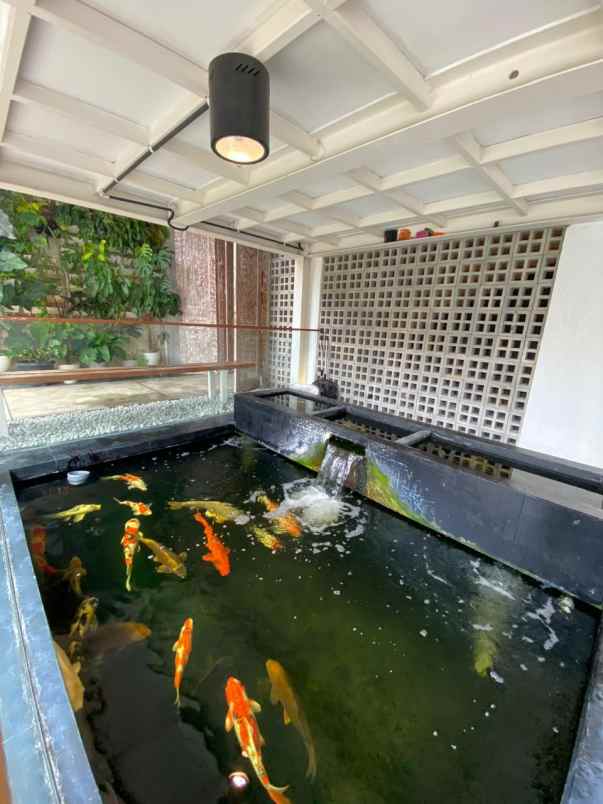 dijual rumah kayu putih