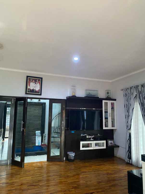 dijual rumah komplek buana soeta