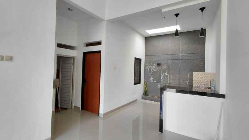 dijual rumah komplek cihanjuang