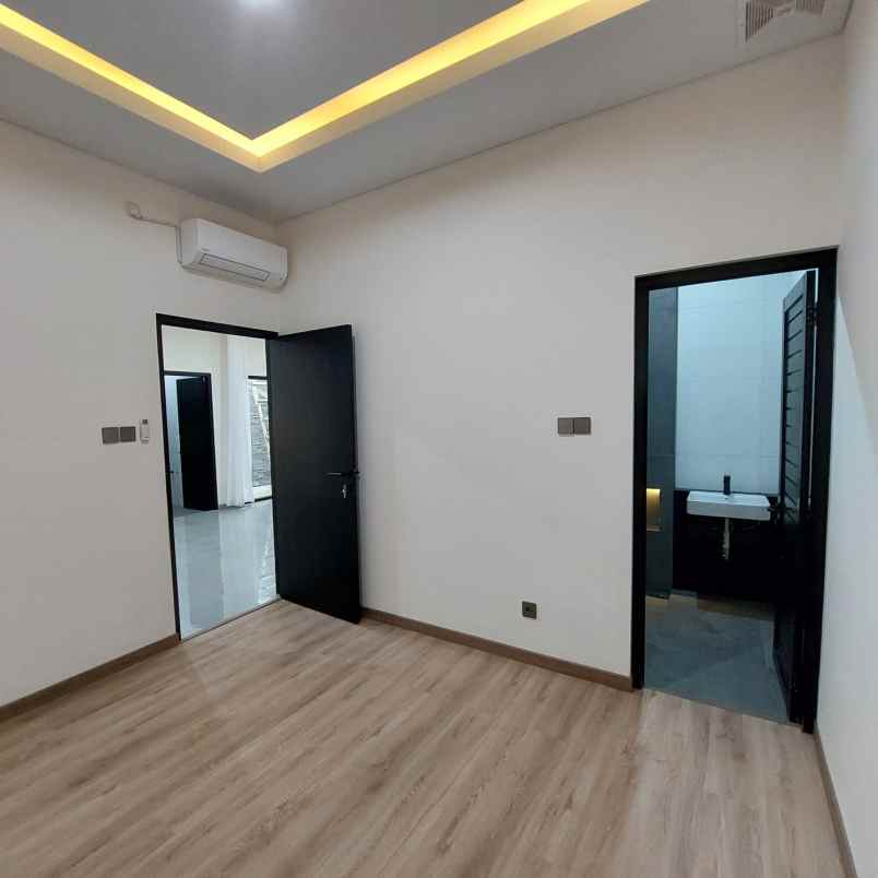 dijual rumah komplek margahayu permai