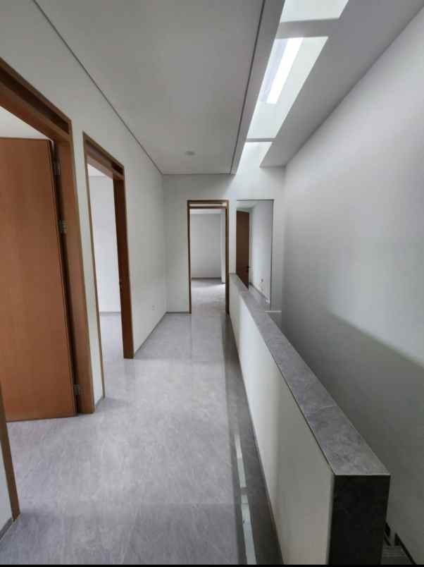 dijual rumah komplek setra duta cluster