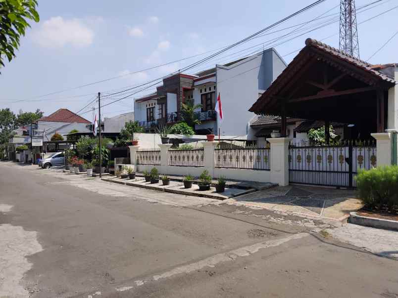 dijual rumah komplek strategis di kota bekasi
