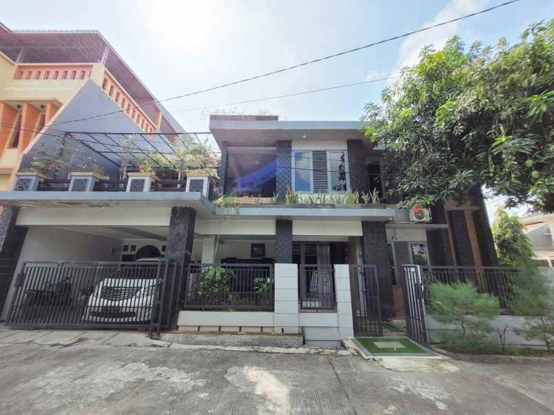 dijual rumah komplek titian kencana kel