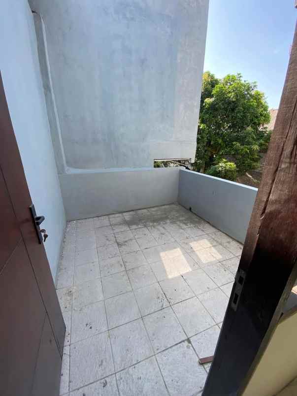 dijual rumah lantai 2 lokasi jalan galunggung cargo