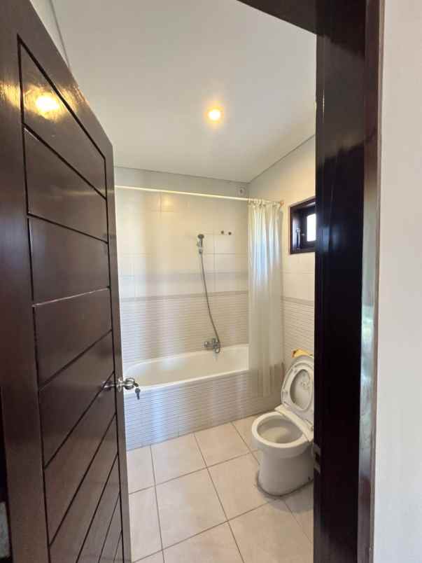 dijual rumah lantai 2 lokasi jalan tukad barito renon