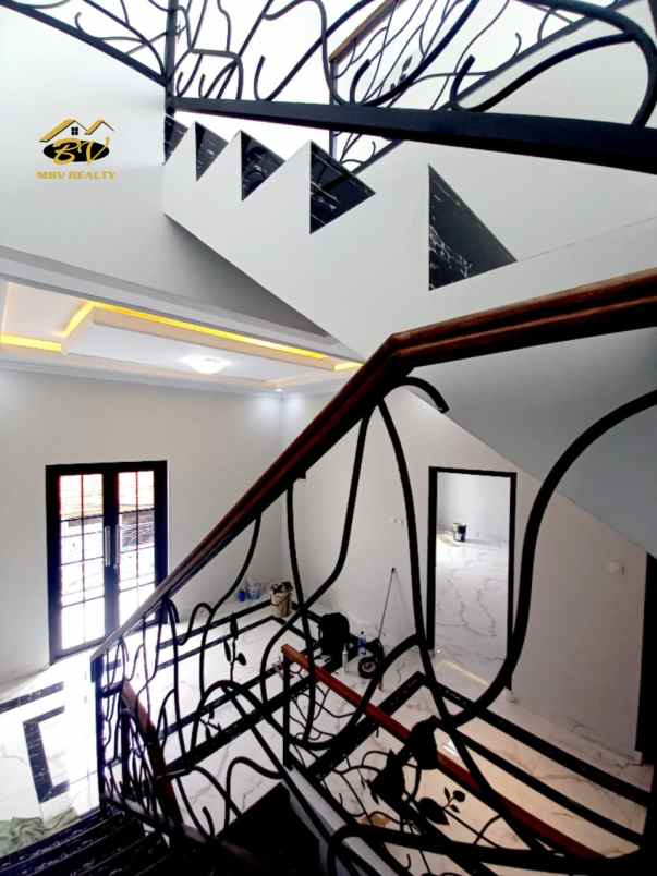 dijual rumah lokasi strategis dekat tol