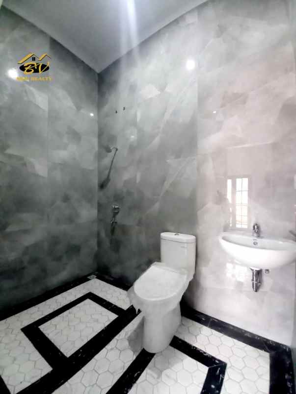 dijual rumah lokasi strategis dekat tol