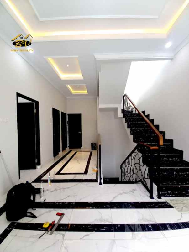 dijual rumah lokasi strategis dekat tol