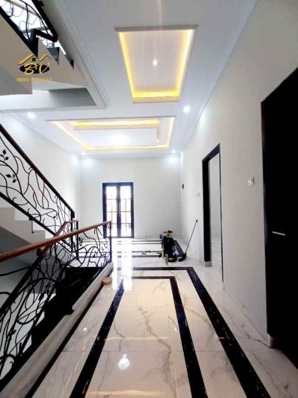 dijual rumah lokasi strategis dekat tol