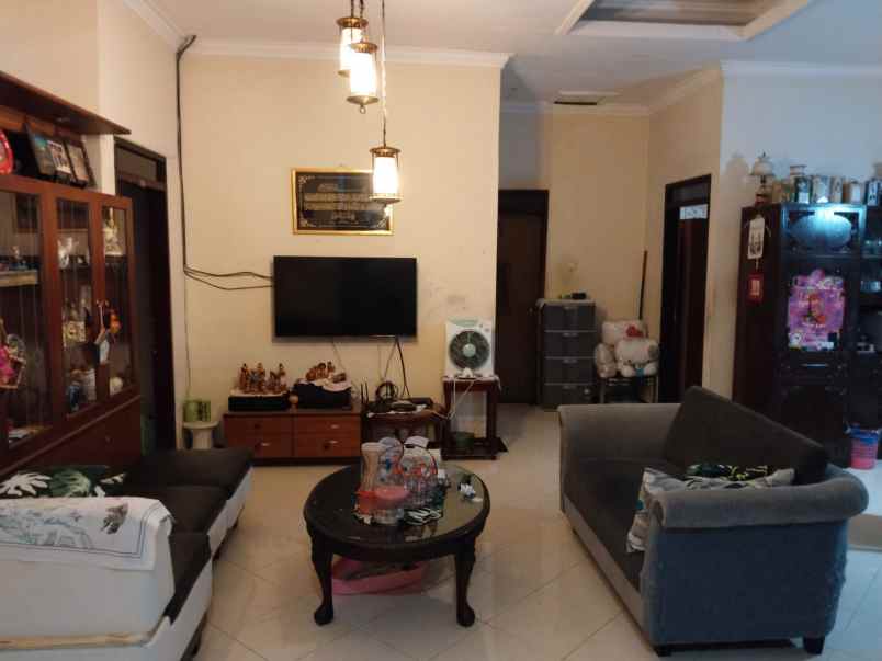 dijual rumah manyar