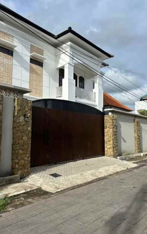 dijual rumah mewah lokasi jalan kebudayaan sidakarya