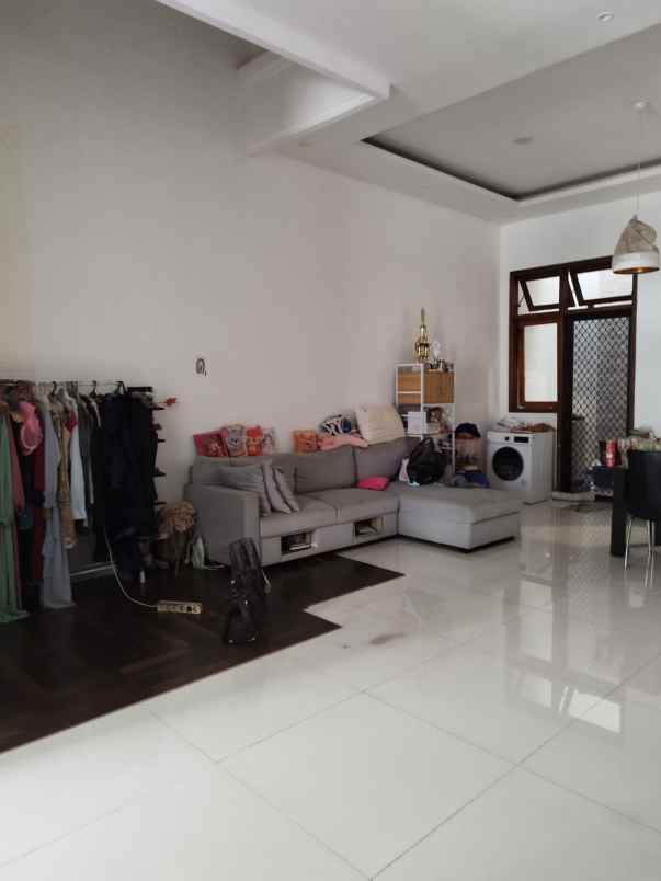 dijual rumah nginden intan