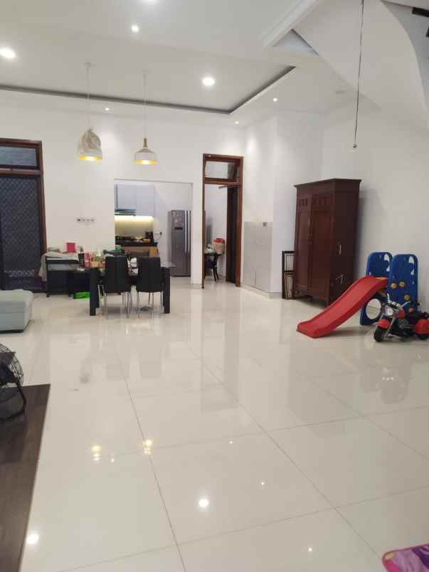 dijual rumah nginden intan