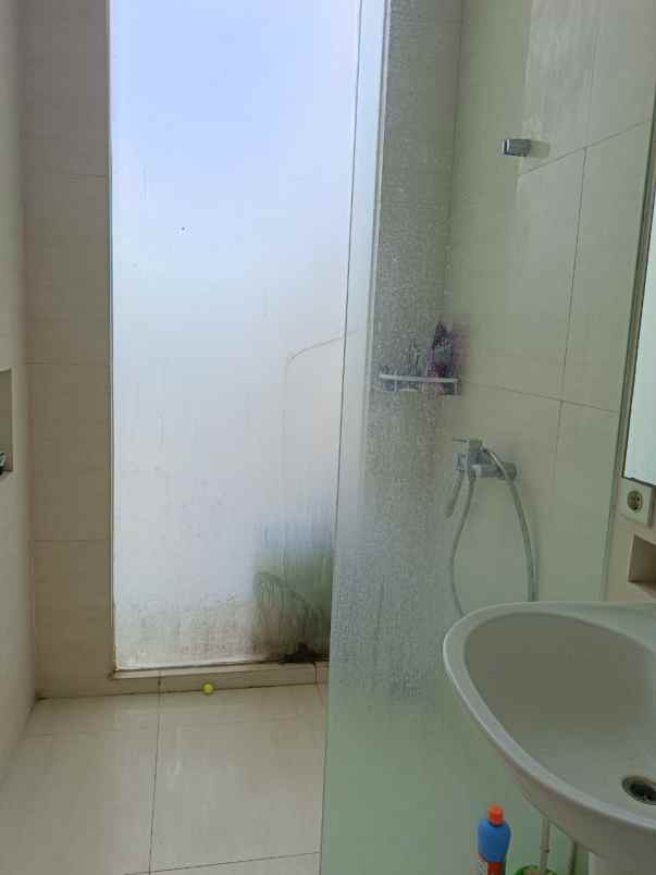 dijual rumah pakuwon indah