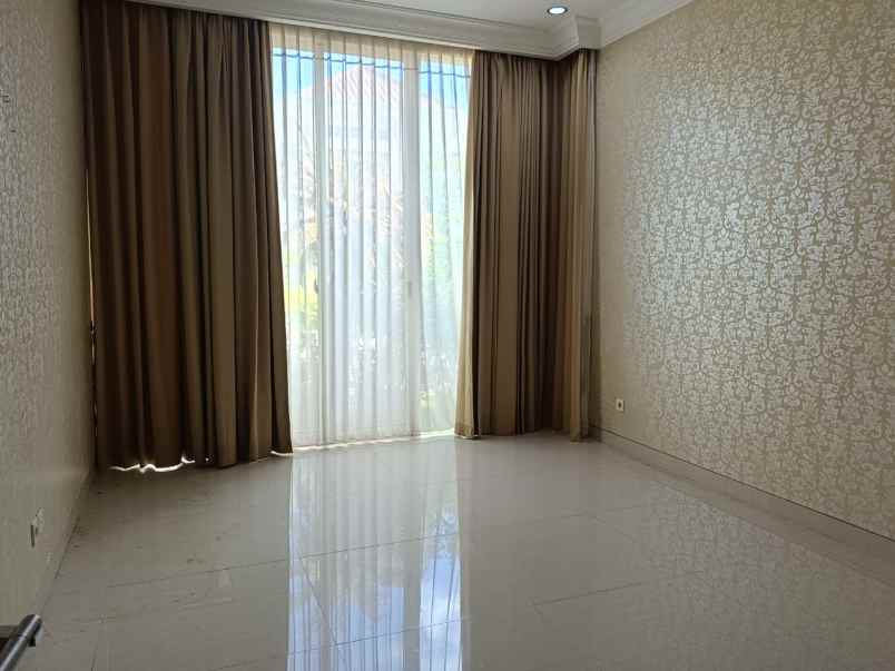 dijual rumah pakuwon indah