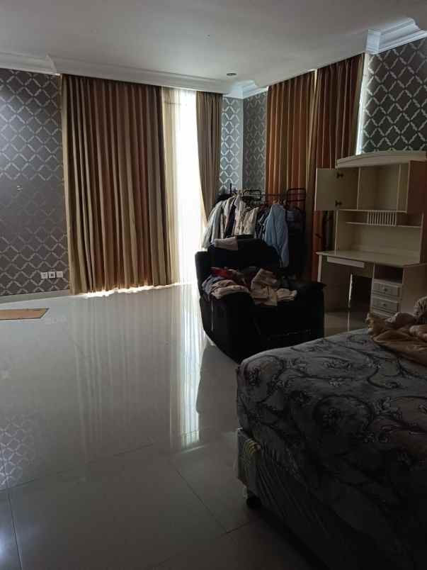 dijual rumah pakuwon indah