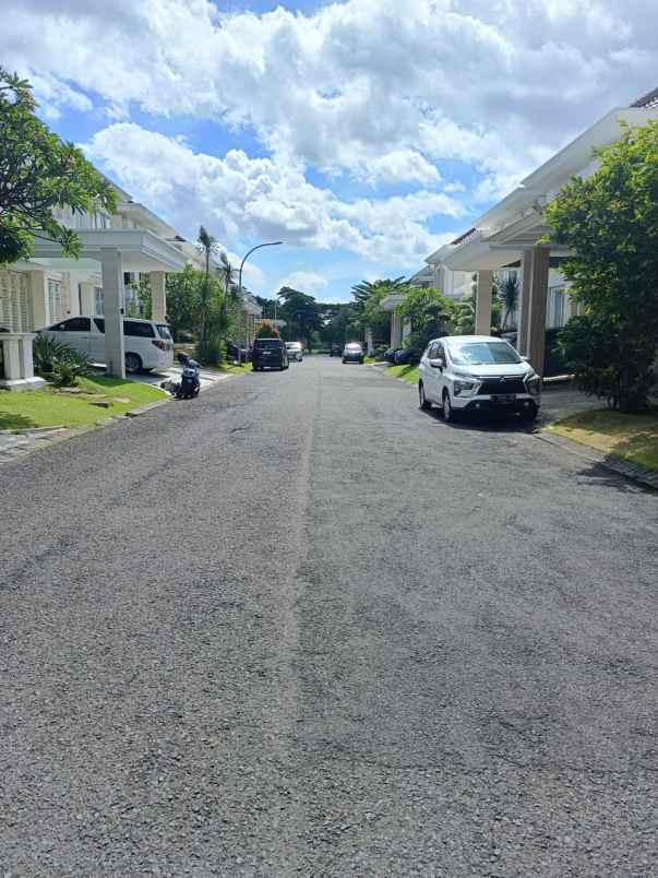 dijual rumah pakuwon indah