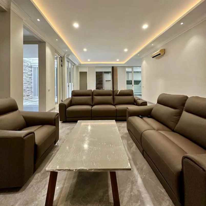 dijual rumah pakuwon indah la rizgolf