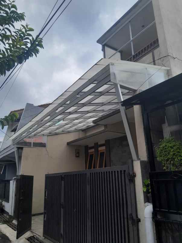 dijual rumah perumnas sarijadi