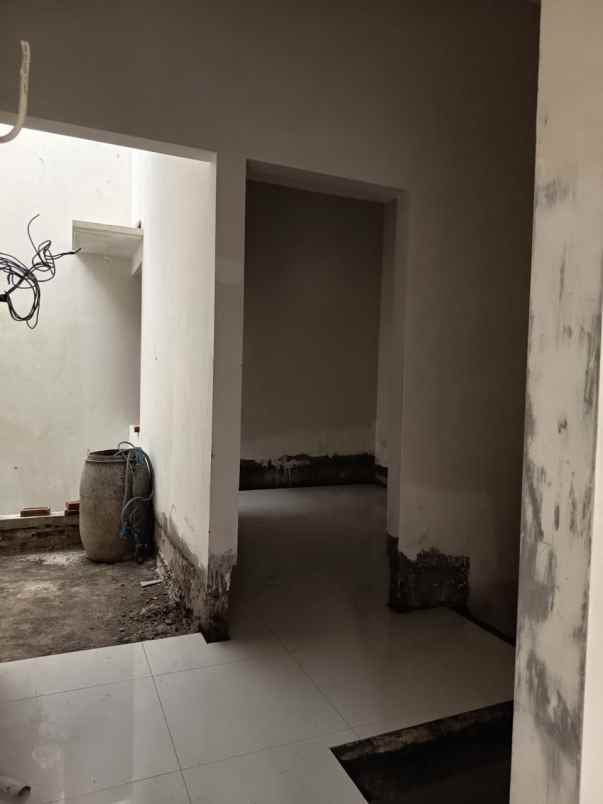 dijual rumah petemon